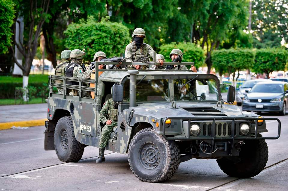 Soldiers take patrol on the streets of Culiacán