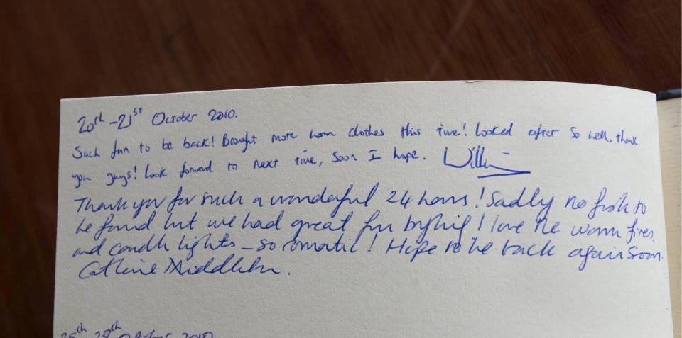  Kate and Will signed the guest book