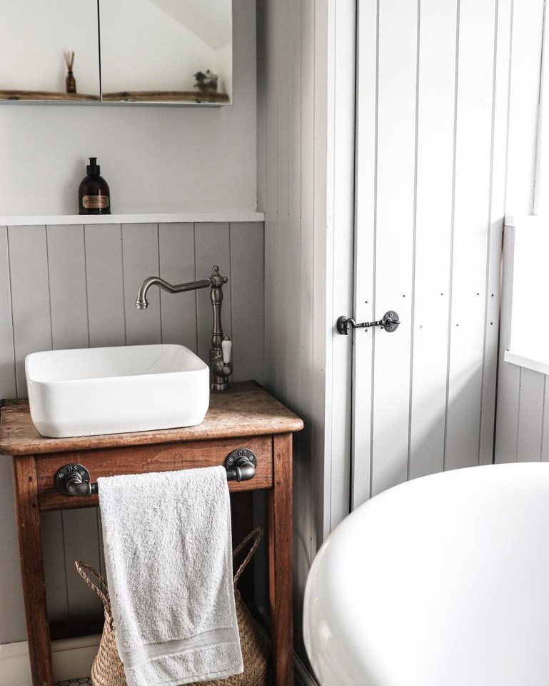  The vlogger used an old school desk as the foundation for the sink