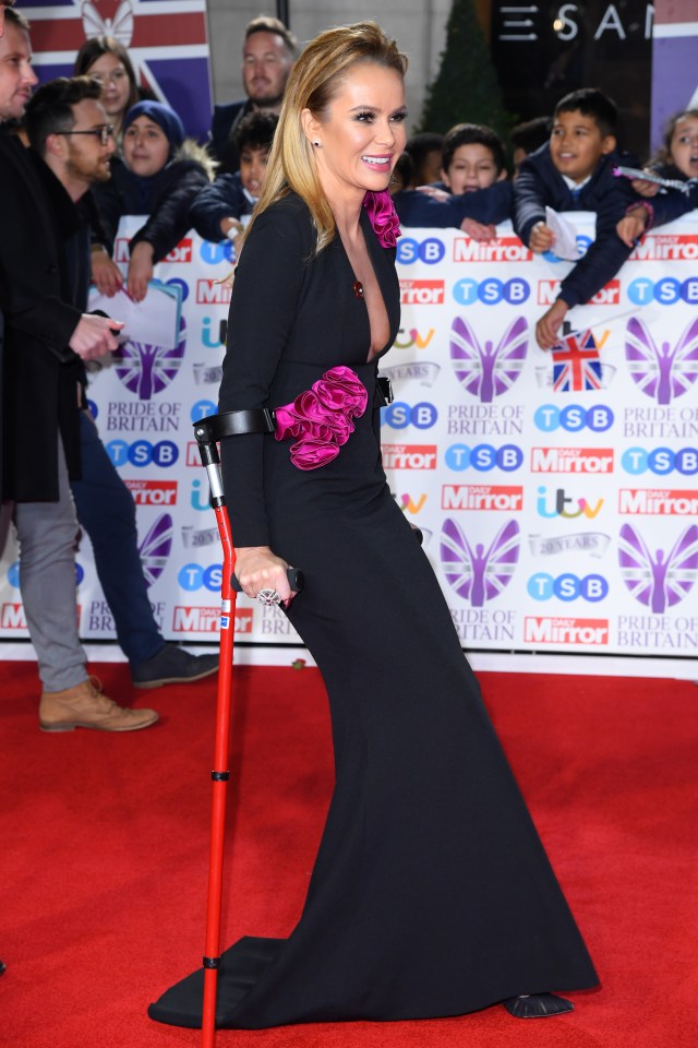  Amanda Holden made a glam arrival on crutches