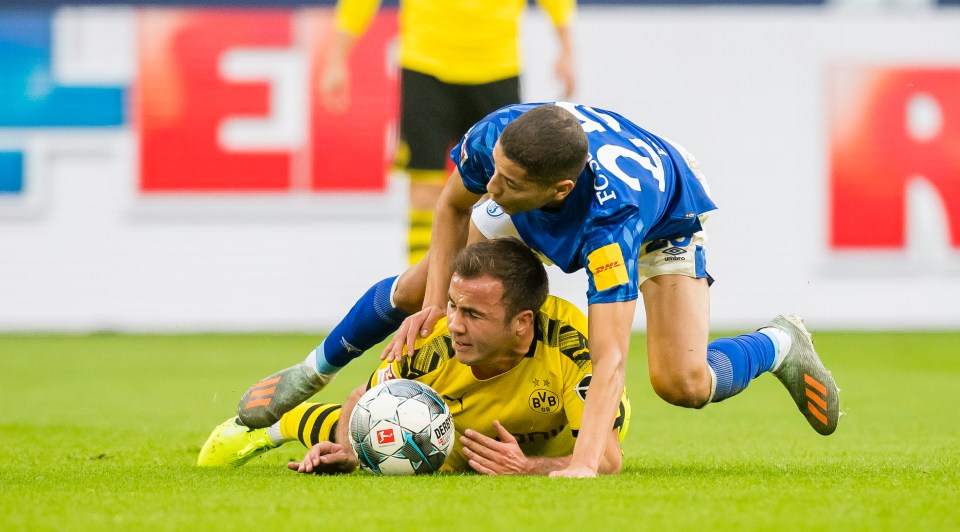  Mario Gotze picked up the injuries to his arm during Dortmund's draw with Schalke