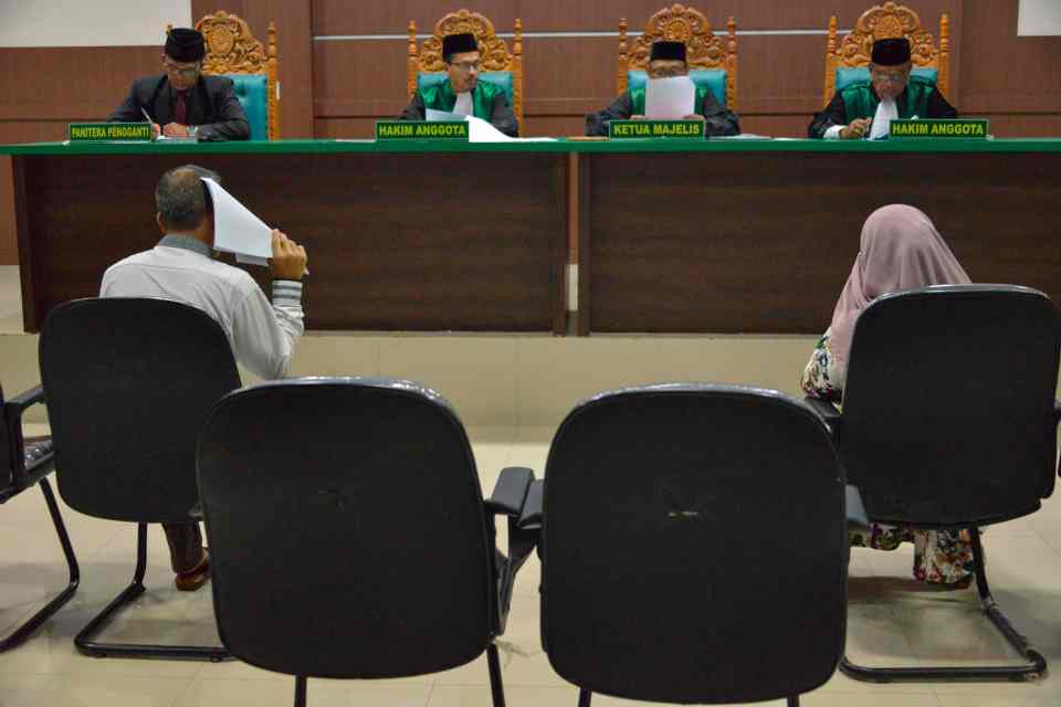  Aceh Ulema Council (MPU) member Mukhlis (front left) and a woman (front right), were accused of having an extramarital affair and appeared at a Sharia court earlier this month