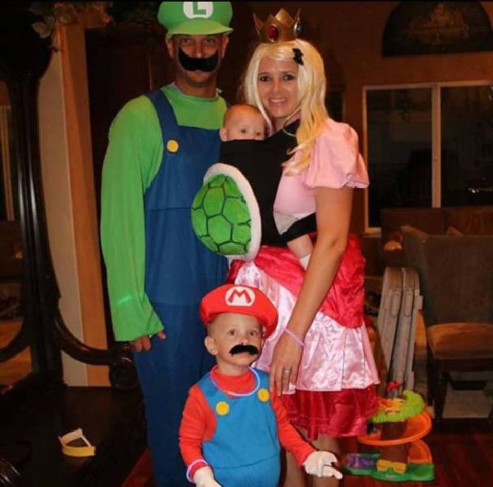  Princess Peach is joined by Mario, Luigi and a turtle