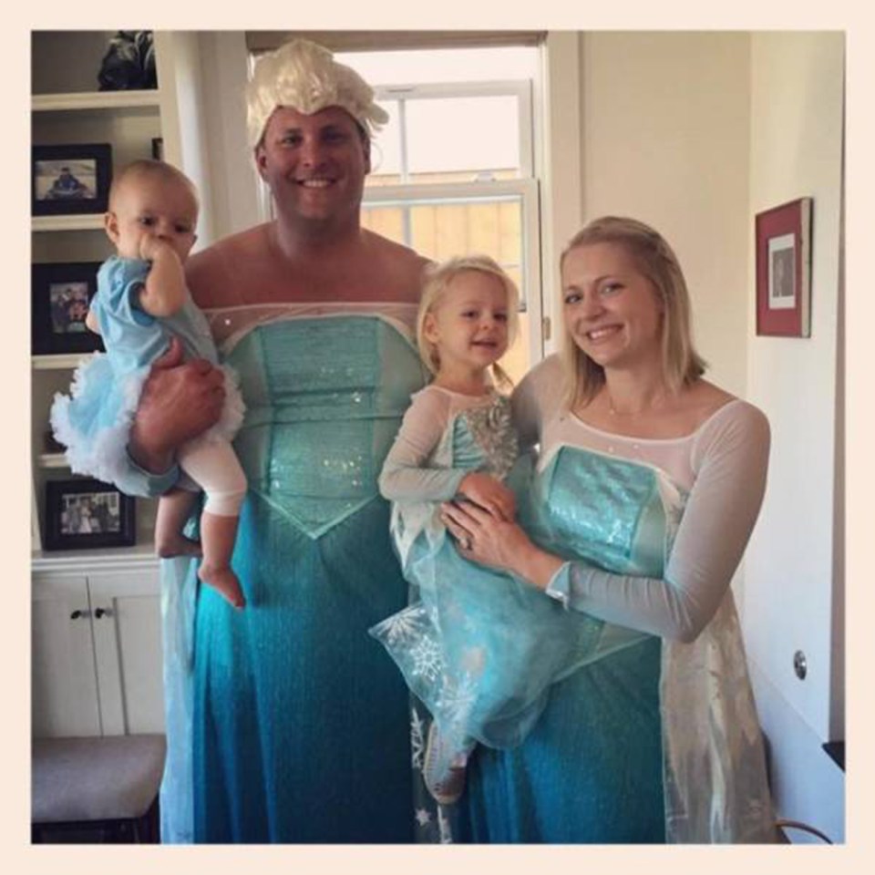  Even the dad joins in with the theme in this Frozen-inspired costume