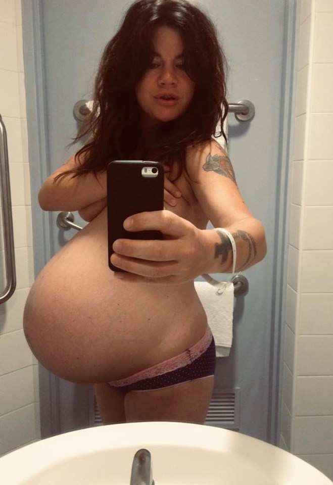  A mummy blogger has stunned with a picture of her huge pregnancy belly before giving birth to twins