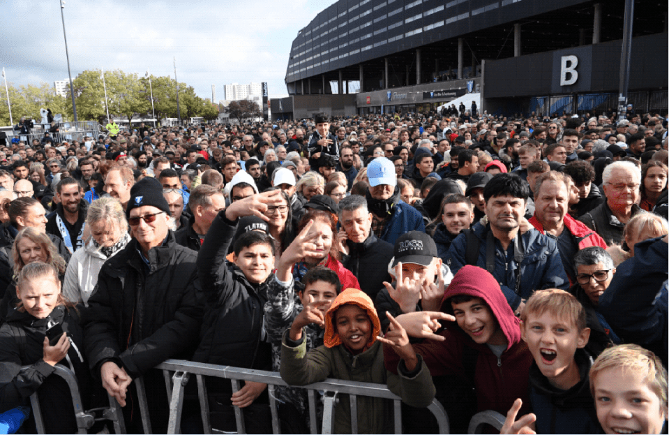  Swedish fans flock patiently to see if Zlatan Ibrahimovic is worth his wait in bronze