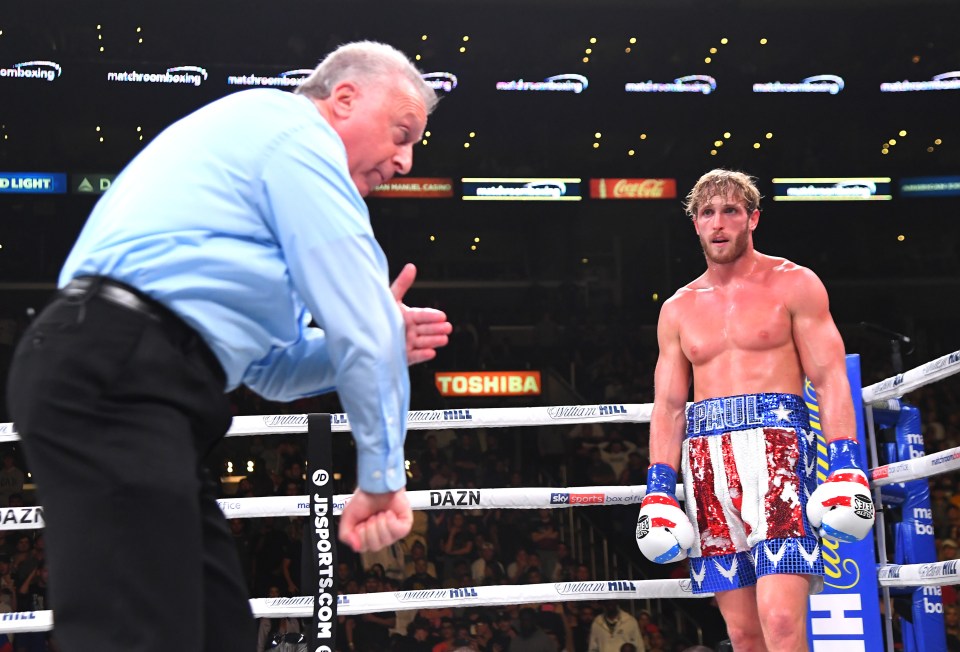  Referee Jack Reiss shows Logan Paul exactly why he was deducting the points