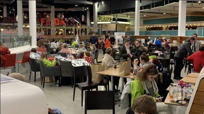  Families dined together while stuck in the shopping centre