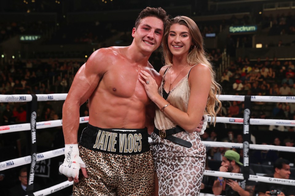  Josh Brueckner won his boxing debut on the KSI vs Logan Paul undercard and swiftly took a knee to propose to his girlfriend