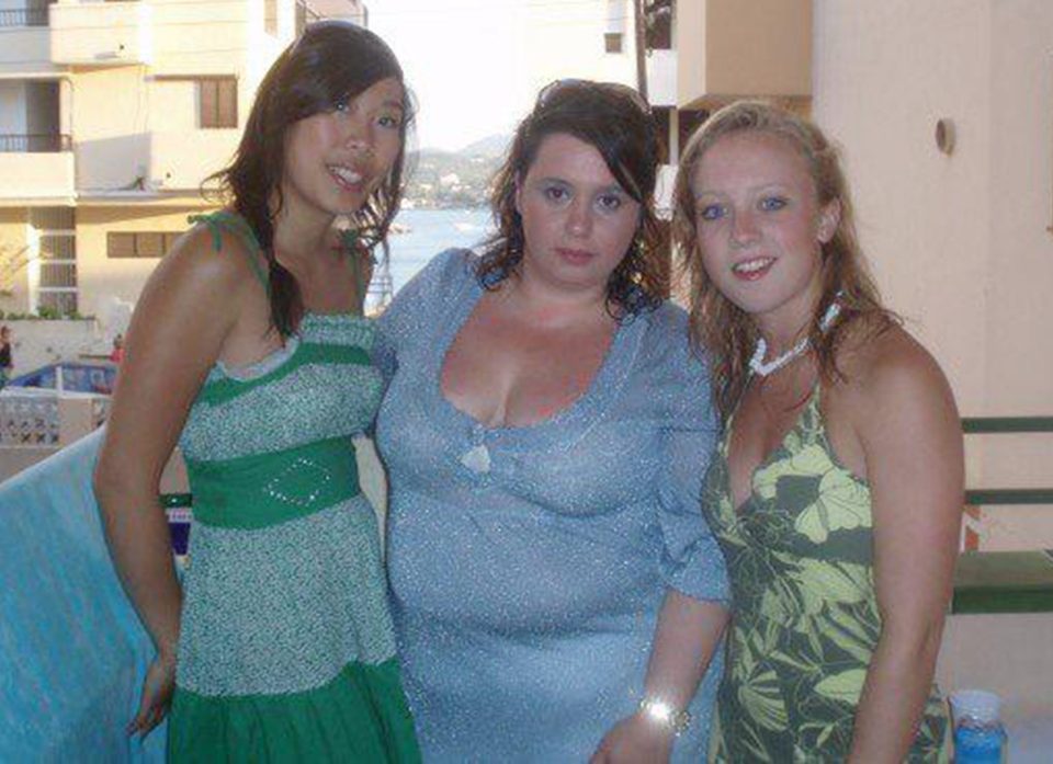  Victoria with her friends before her weight loss in 2007