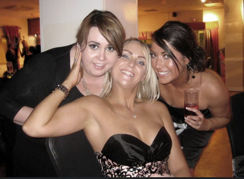  What Victoria Harries used to look like in 2009, with her friends