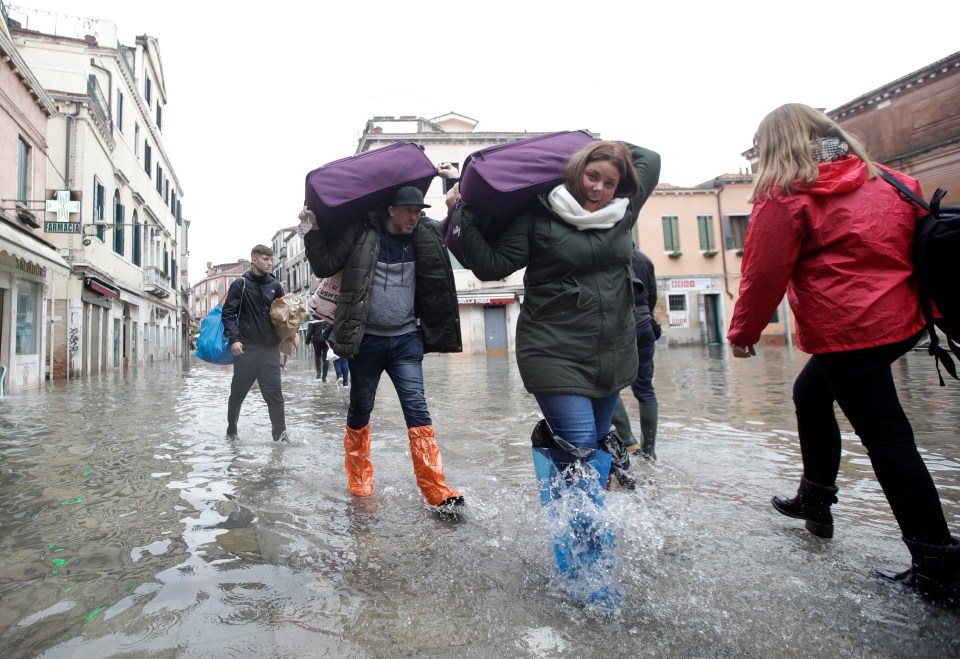 Tourists have been spotted carrying suitcases on their shoulders as they travel to their hotels