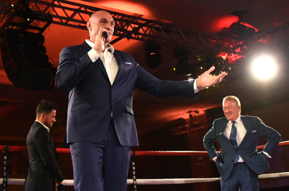  Frank Warren and Peter Andre appeared to enjoy the Gypsy King's performance