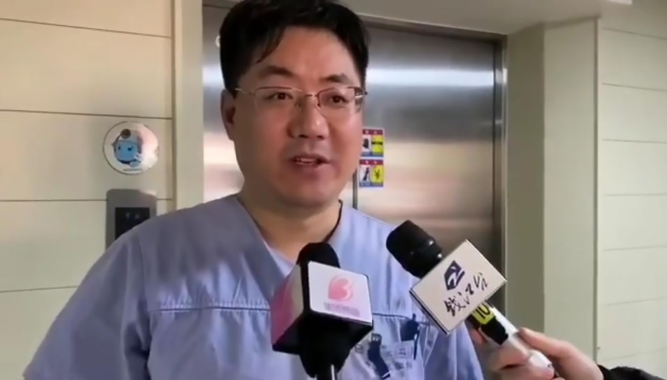  Doctor Chen Congcong said that nobody could have saved the man had the bar not missed his heart