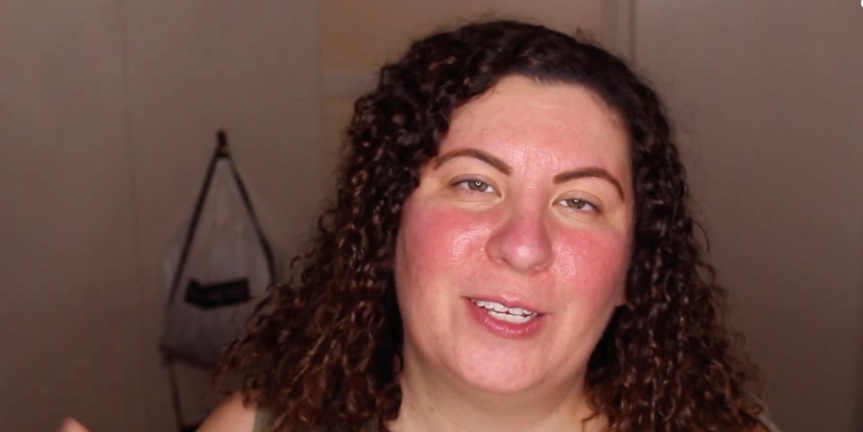 The beauty fan started the video with no makeup on 