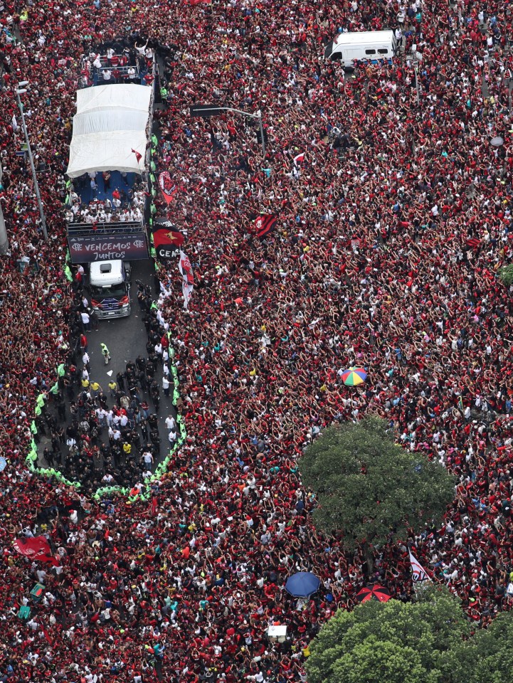  Hundreds of thousands of Flamengo fans lined the streets to celebrate with their victorious heroes