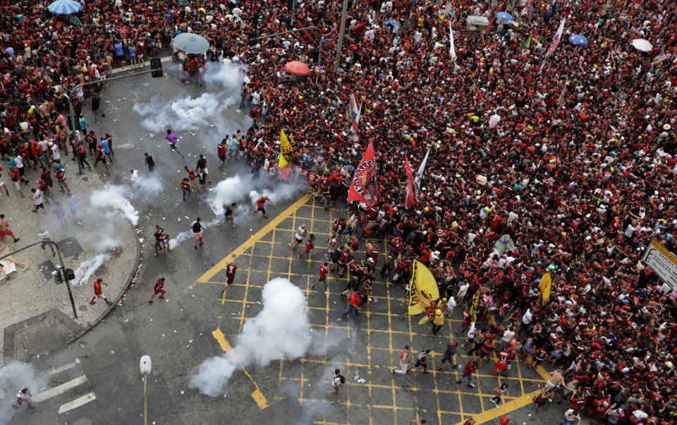  Hundreds of thousands of Flamengo fans lined the streets and were hard to budge even after the forceful actions of the police