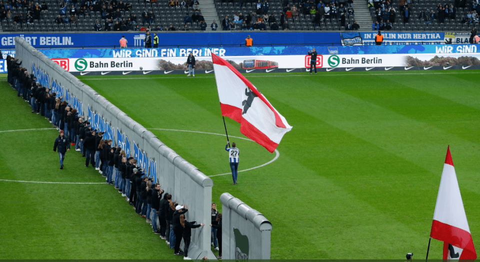  Hertha Berln and RB Leipzig warmed up with a huge replica wall dividing the teams