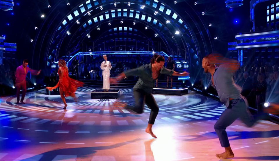  The dance was widely praised by viewers