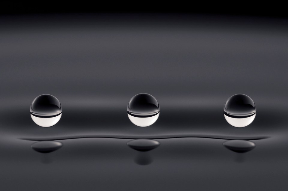  Aleks Labuda won the overall competittion with this astonishing photo showing silicone oil droplets bouncing indefinitely above a vibrating pool of silicone oil at 15 Hz