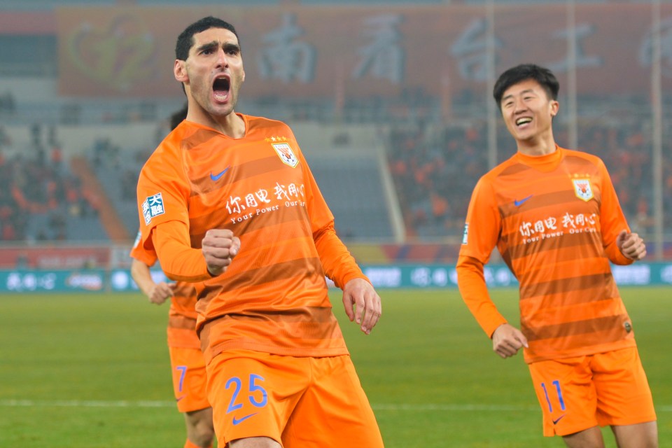  Fellaini signed for Shandong Luneng in January