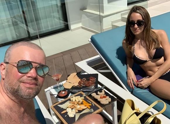  Raymond van Barneveld and wife Julia Evans have put their honeymoon on hold