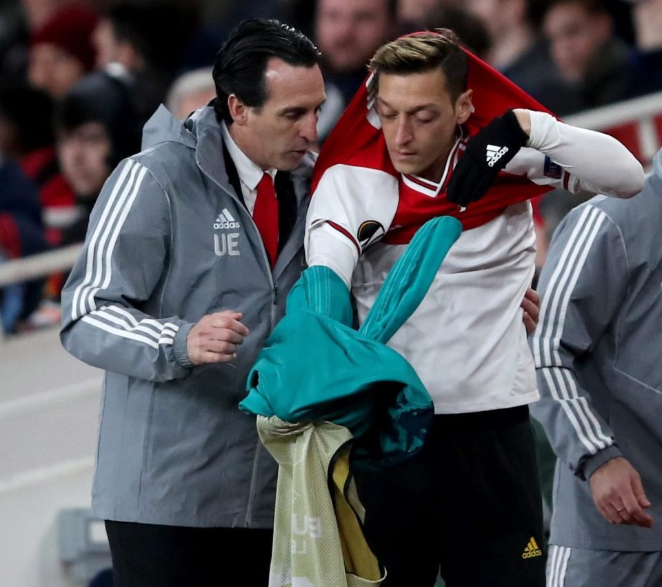  Unai Emery has admitted he found it difficult to fit Mesut Ozil into his team at Arsenal