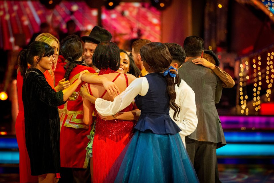  Her co-stars gathered around her to say goodbye