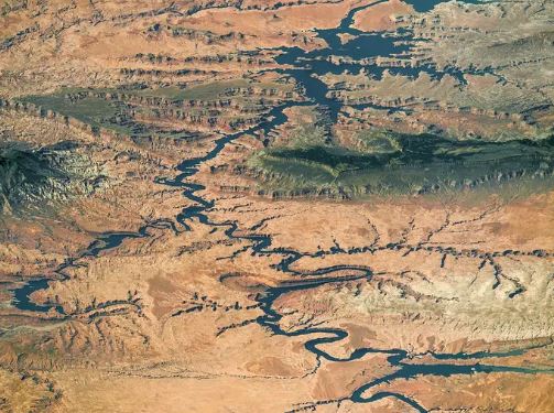  Lake Powell, a reservoir on the Colorado River, snapped in 2016