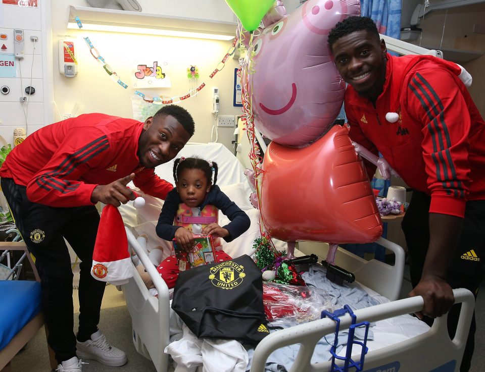  The stars played the role of Santa by handing out a host of presents