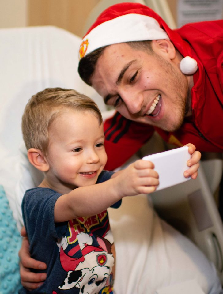  Diogo Dalot enjoyed a selfie with Alan