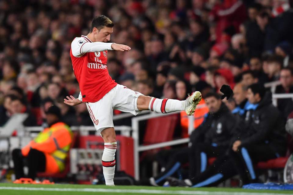  Furious Ozil boots his glove after being subbed off