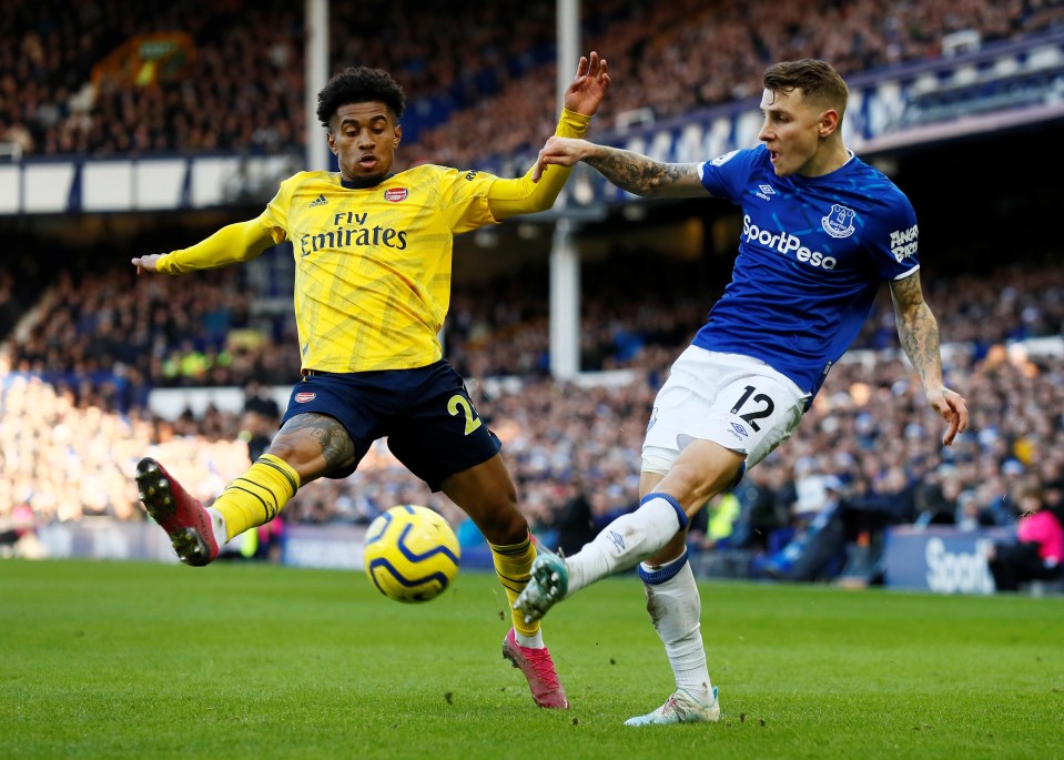  Arsenal and Everton fought out a dull goalless draw on Saturday afternoon