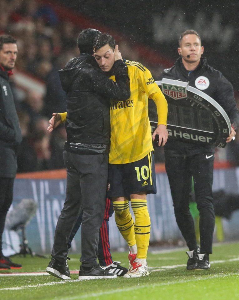  Arsenal fans criticised Mikel Arteta's decision to sub Mesut Ozil at Bournemouth