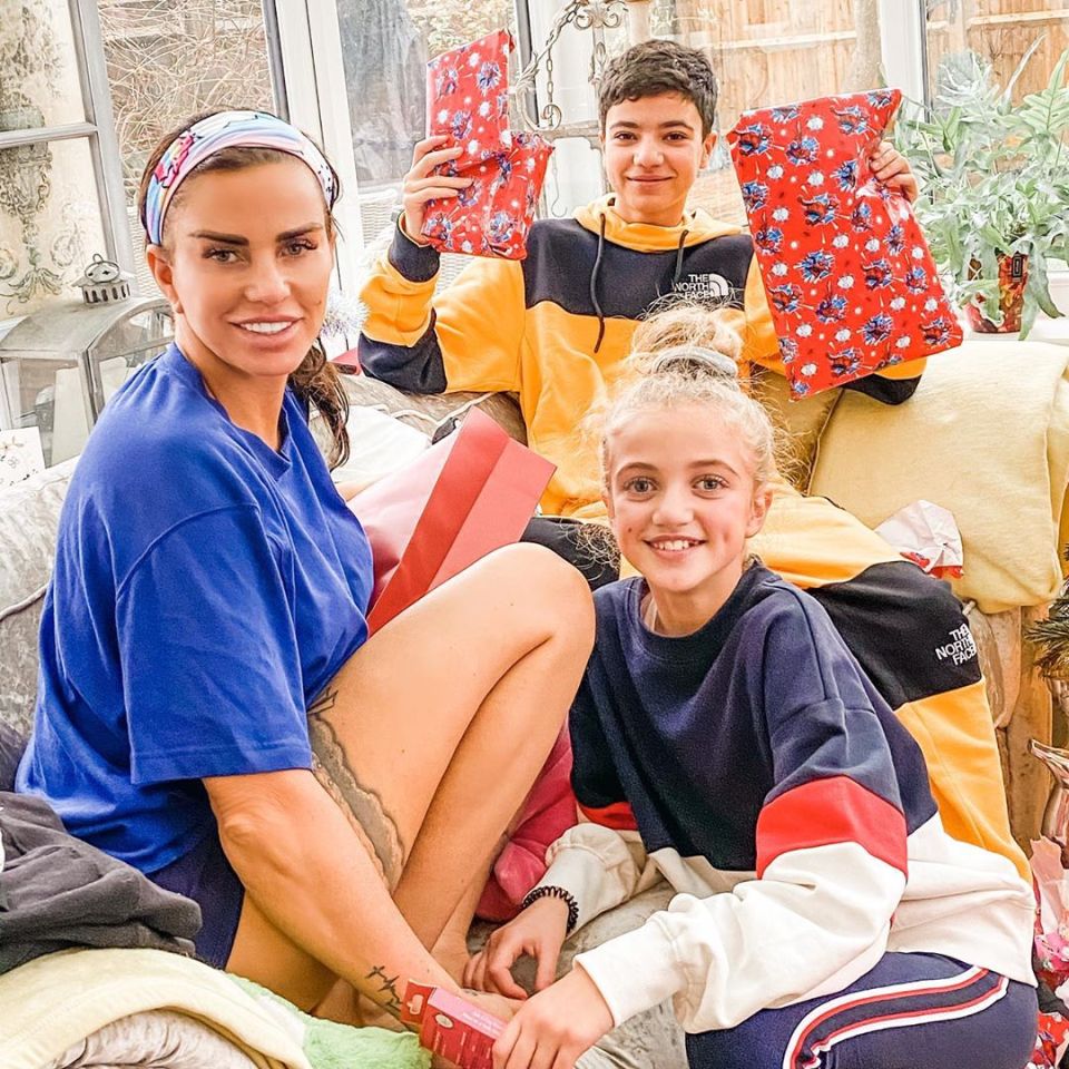  Katie price opening Christmas presents with her kids