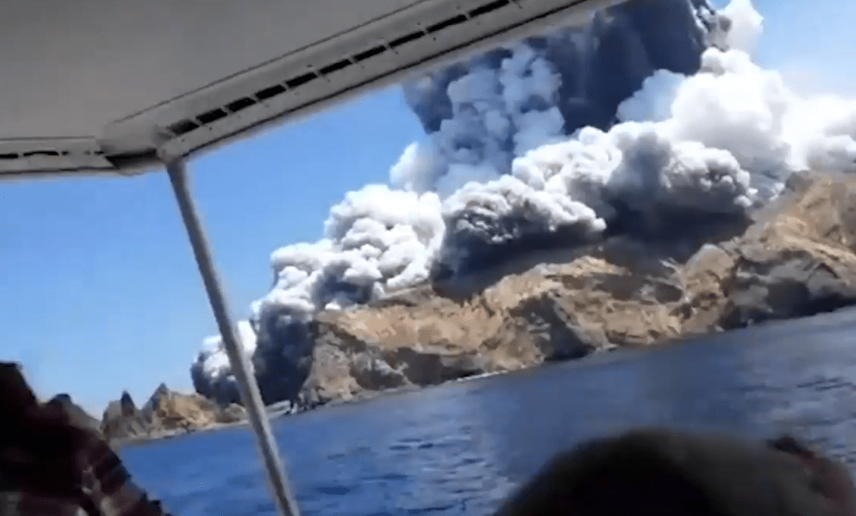  Footage shows the eruption of White Island in New Zealand viewed from a boat