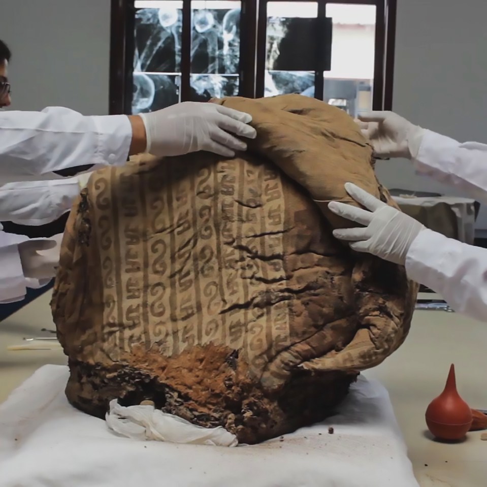  This is the moment experts open the mummified funeral remains of an Incan nobleman who lived in Peru between the 14th and 15th centuries