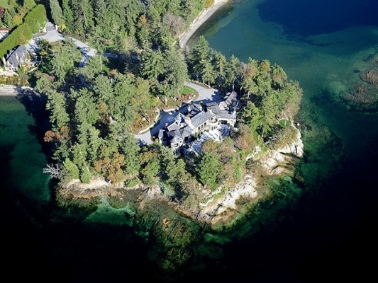  They spent Christmas and New Year in this waterfront home on Vancouver Island