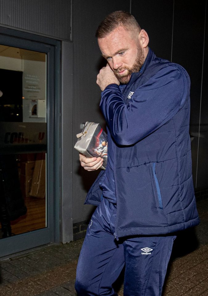  Wayne Rooney showed off his custom washbag of four kids posing for Christmas