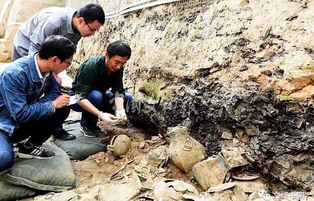  Pottery and other artefacts were found at the site