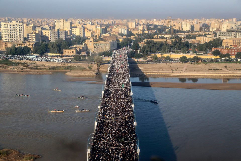  Thousands took to the streets to mourn Iran's top commander in the city of Mashhad