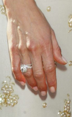  It is similar to the engagement ring Brad Pitt designed for her in 1999