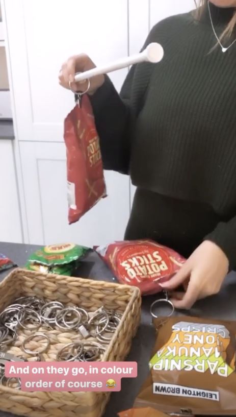  She clipped each individual packet to the rings