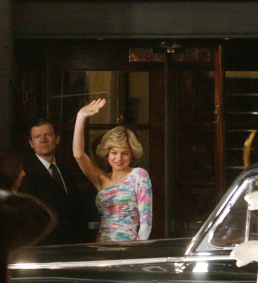  The paparazzi surround Emma's Princess Di as she waves to the public