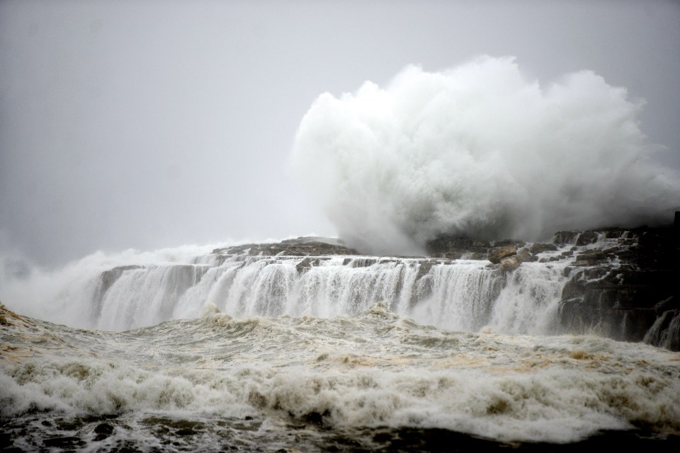  Nine provinces are still on orange or yellow alert because of huge waves