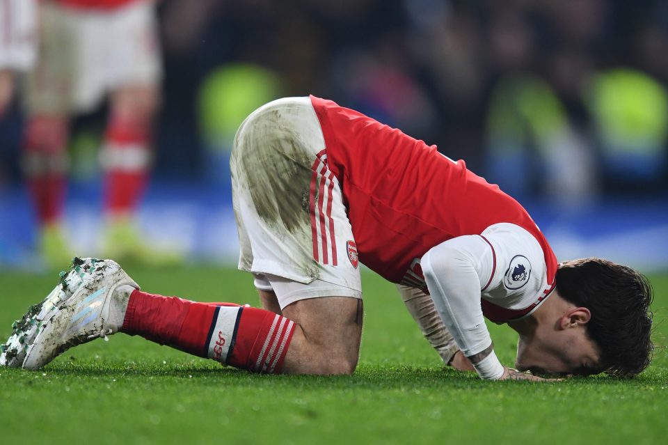  Bellerin kisses the ground after his late equaliser against Chelsea