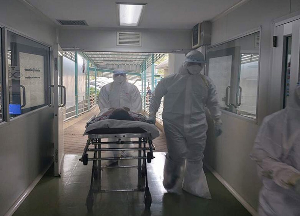  Thai medical staff transferring a Thai 70-year-old patient, who is suspected of being coronavirus infected after travelling back from China's Wuhan