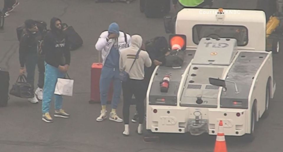  Basketball legend LeBron James wept on the tarmac at Los Angeles Airport after hearing the news