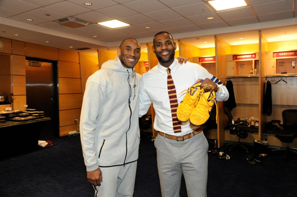  Bryant gifts a pair of sneakers for LeBron James in the locker room in Cleveland, Ohio