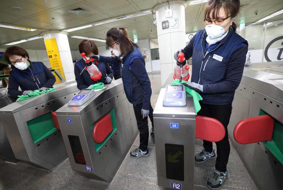  Seoul Metro employees spray disinfectant as part of efforts to prevent the spread of the virus